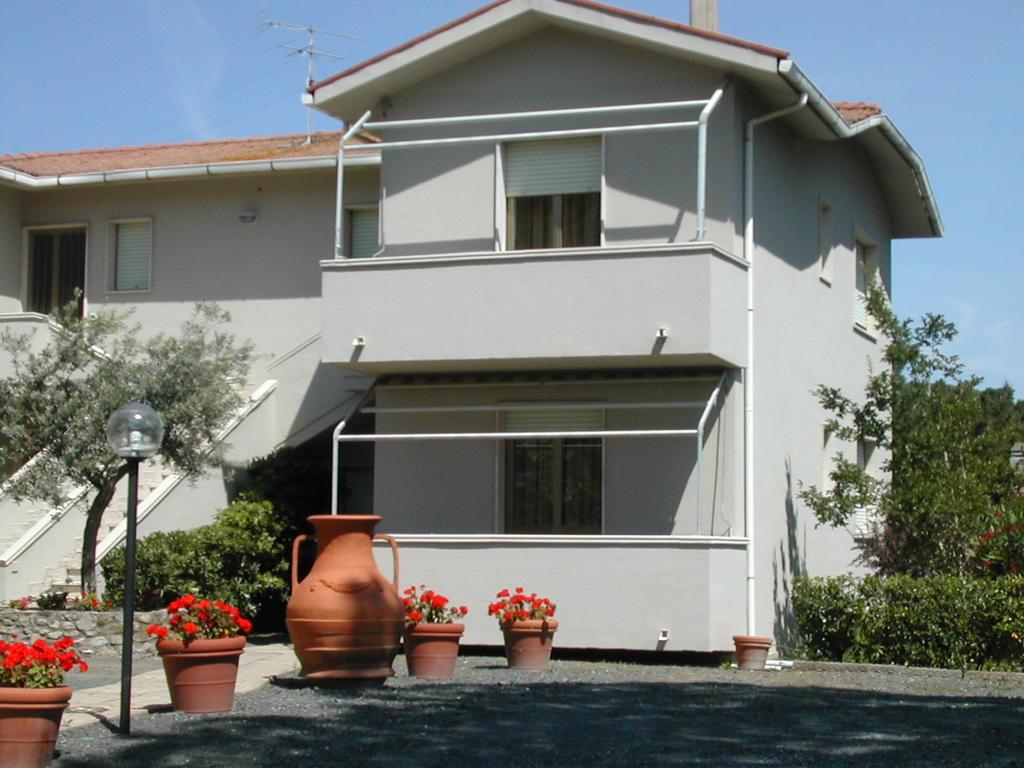 Affittacamere Floramare Marina Di Bibbona Exterior foto